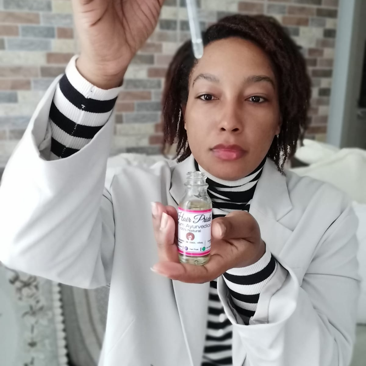 SERUM CAPILAR AFRO LOVE: El Secreto Para Un Cabello Saludable y Hermoso Si estás buscando un producto que le brinde a tu cabello rizado o afro el cuidado que merece, el Serum Capilar Afro Love es la solución perfecta. Este tratamiento capilar está diseñado específicamente para hidratar, nutrir y revitalizar el cabello afro y rizado, ayudando a mantenerlo suave, brillante y libre de frizz. En Onlineshoppingcenterg te contamos todo lo que necesitas saber sobre este increíble producto y cómo puedes comprarlo.  ¿Qué es el Serum Capilar Afro Love? El Serum Capilar Afro Love es un tratamiento especialmente formulado para cabello afro y rizado. Su fórmula rica en ingredientes naturales como el aceite de coco, jojoba y aguacate, le proporciona a tu melena una hidratación profunda, eliminando el frizz y dándole un brillo natural. Este serum también ayuda a fortalecer el cabello desde la raíz hasta las puntas, previniendo el quiebre y promoviendo un crecimiento saludable.  Beneficios del Serum Capilar Afro Love Hidratación profunda: El serum penetra en las fibras capilares, proporcionando una hidratación duradera. Control del frizz: Mantiene el cabello bajo control, eliminando el frizz incluso en climas húmedos. Brillo natural: Deja tu cabello radiante y brillante desde la primera aplicación. Fortalece el cabello: Nutre y fortalece las raíces, lo que ayuda a prevenir la caída y el quiebre. Adecuado para todo tipo de rizos: Ya sea que tengas rizos apretados o sueltos, este serum es ideal para todos los tipos de cabello rizado. ¿Cómo usar el Serum Capilar Afro Love? Usar el Serum Capilar Afro Love es muy sencillo. Después de lavar tu cabello con el Afro Love Shampoo, aplica una pequeña cantidad de serum en el cabello húmedo. Distribúyelo de manera uniforme, prestando especial atención a las puntas. Para un mejor resultado, acompaña este tratamiento con la Afro Love Crema de Peinar que ayudará a definir tus rizos y mantenerlos hidratados durante todo el día.